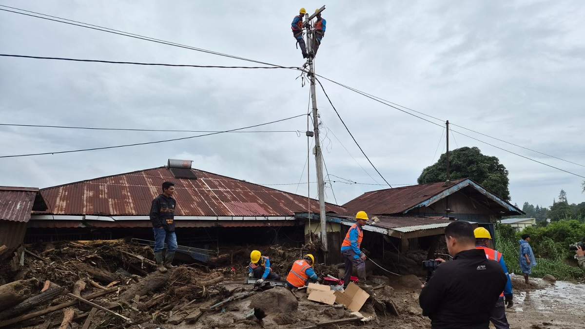 PLN UP3 Solok gerak cepat perbaikan infrastruktur kelistrikan pascagalodo. (dok. istimewa)