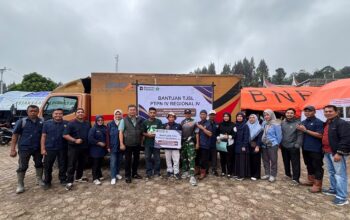 PTPN IV Regional IV bantu korban banjir bandang Arosuka Solok. (dok. istimewa)