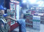 Pemilik kedai di kawasan Jalan Soetomo melawan petugas Satpol PP Padang saat diamankan. (dok. istimewa)