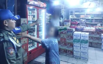 Pemilik kedai di kawasan Jalan Soetomo melawan petugas Satpol PP Padang saat diamankan. (dok. istimewa)