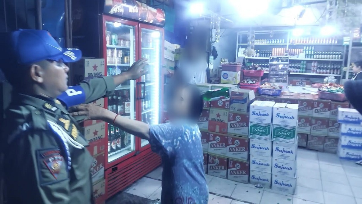 Pemilik kedai di kawasan Jalan Soetomo melawan petugas Satpol PP Padang saat diamankan. (dok. istimewa)