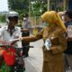 Pemko Padang melalui BPBD Padang bagi masker untuk masyarakat. (dok. istimewa)