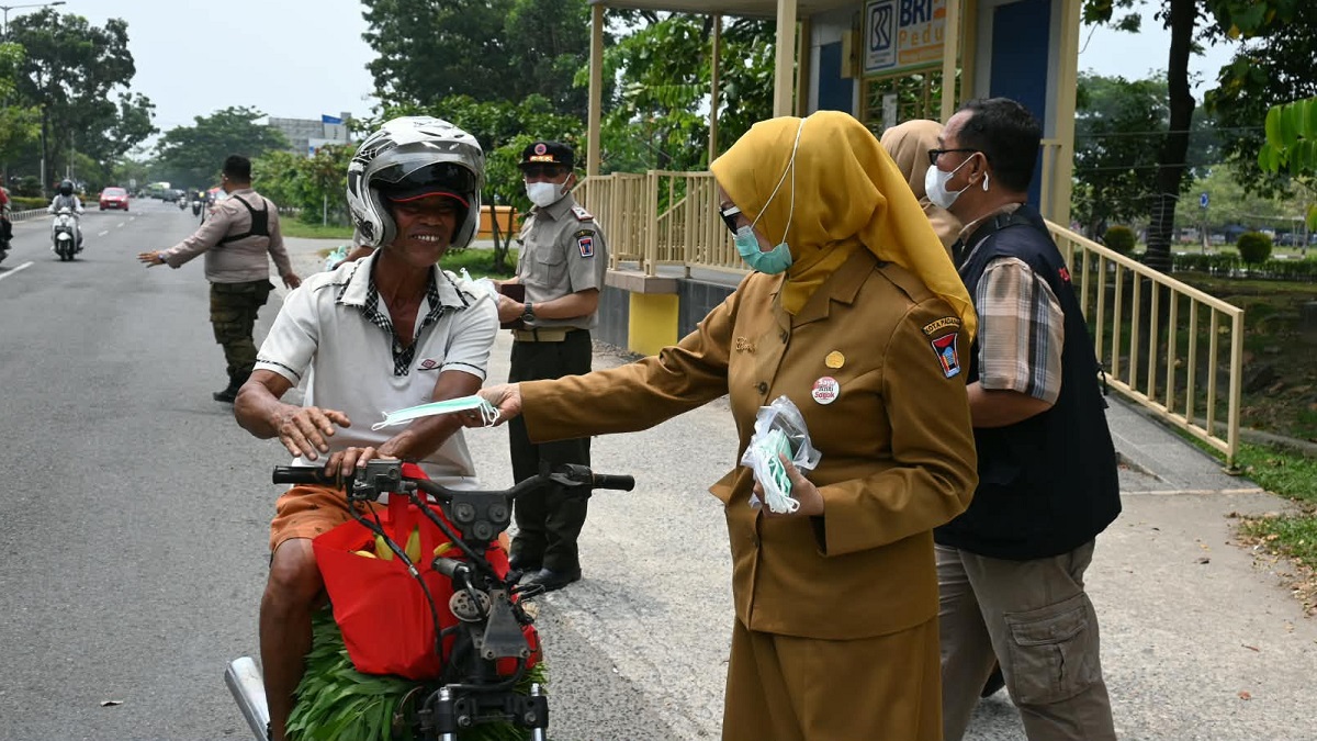 Pemko Padang melalui BPBD Padang bagi masker untuk masyarakat. (dok. istimewa)