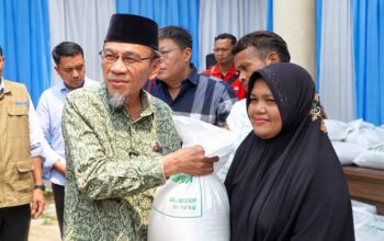 Bulog Sumbar Salurkan 18,87 Ton Beras untuk 629 Warga Koto Baru Nan XX