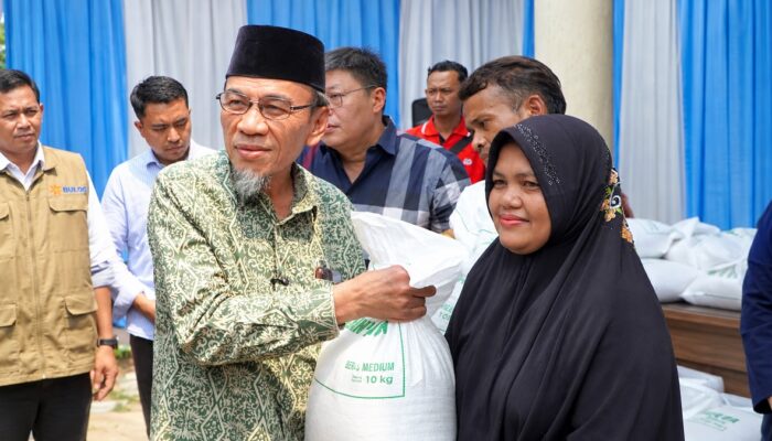 Bulog Sumbar Salurkan 18,87 Ton Beras untuk 629 Warga Koto Baru Nan XX
