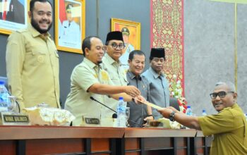 Penyerahan tiga Ranperda dari Pemko Padang ke DPRD Padang. (dok. istimewa)