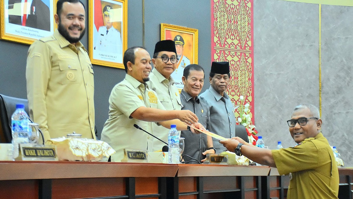 Penyerahan tiga Ranperda dari Pemko Padang ke DPRD Padang. (dok. istimewa)