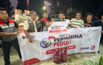 Pertamina Peduli serahkan bantuan untuk warga terdampak galodo di Arosuka. (dok. istimewa)