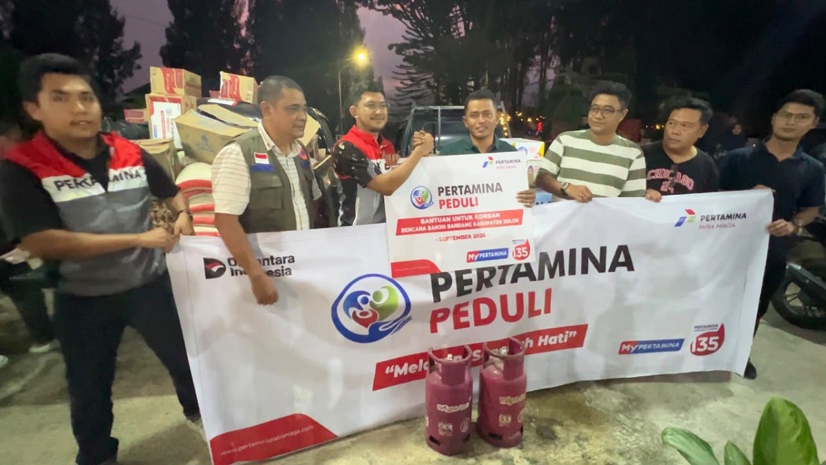 Pertamina Peduli serahkan bantuan untuk warga terdampak galodo di Arosuka. (dok. istimewa)