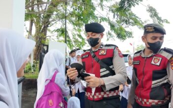 Antisipasi Dampak Kabut Asap Karhutla, Polresta Padang Bagikan Masker ke Pelajar dan Pengendara