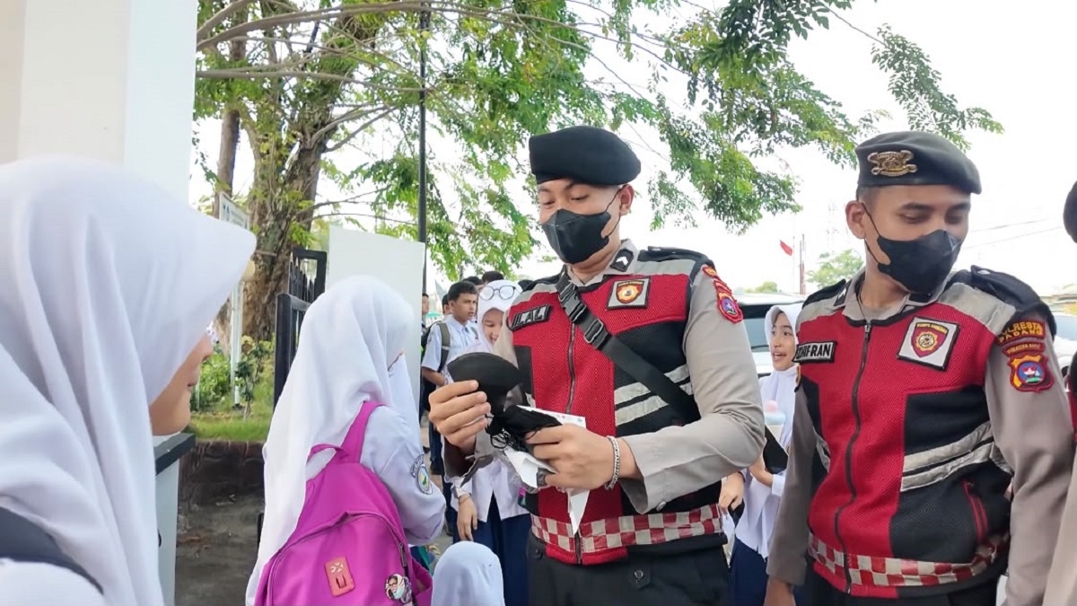 Polresta Padang bagi masker ke pelajar. (dok. istimewa)