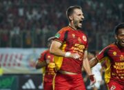 Selebrasi bek Semen Padang FC Igor Cukovic usai melesatkan gol pertama saat melawan PSIS. (dok. MO SPFC)