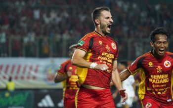Selebrasi bek Semen Padang FC Igor Cukovic usai melesatkan gol pertama saat melawan PSIS. (dok. MO SPFC)