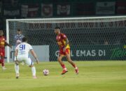 Stefano Lilipaly berusaha melewati pemain PSIS. (dok. istimewa)
