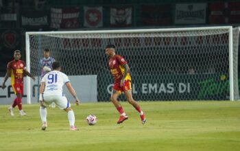 Stefano Lilipaly berusaha melewati pemain PSIS. (dok. istimewa)