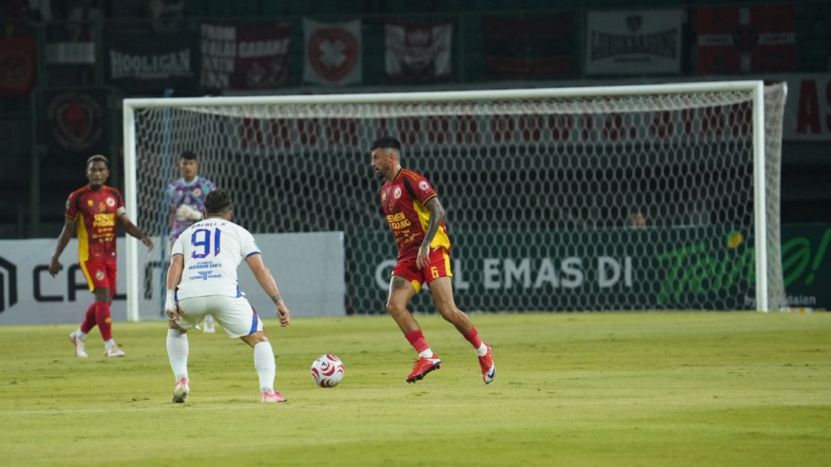 Stefano Lilipaly berusaha melewati pemain PSIS. (dok. istimewa)