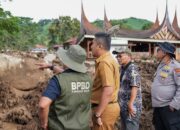 Wagub Sumbar, Vasko Ruseimy meninjau lokasi galodo di Kabupaten Solok. (dok. istimewa)