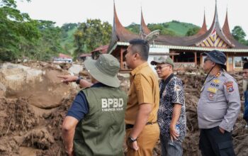 Wagub Sumbar, Vasko Ruseimy meninjau lokasi galodo di Kabupaten Solok. (dok. istimewa)
