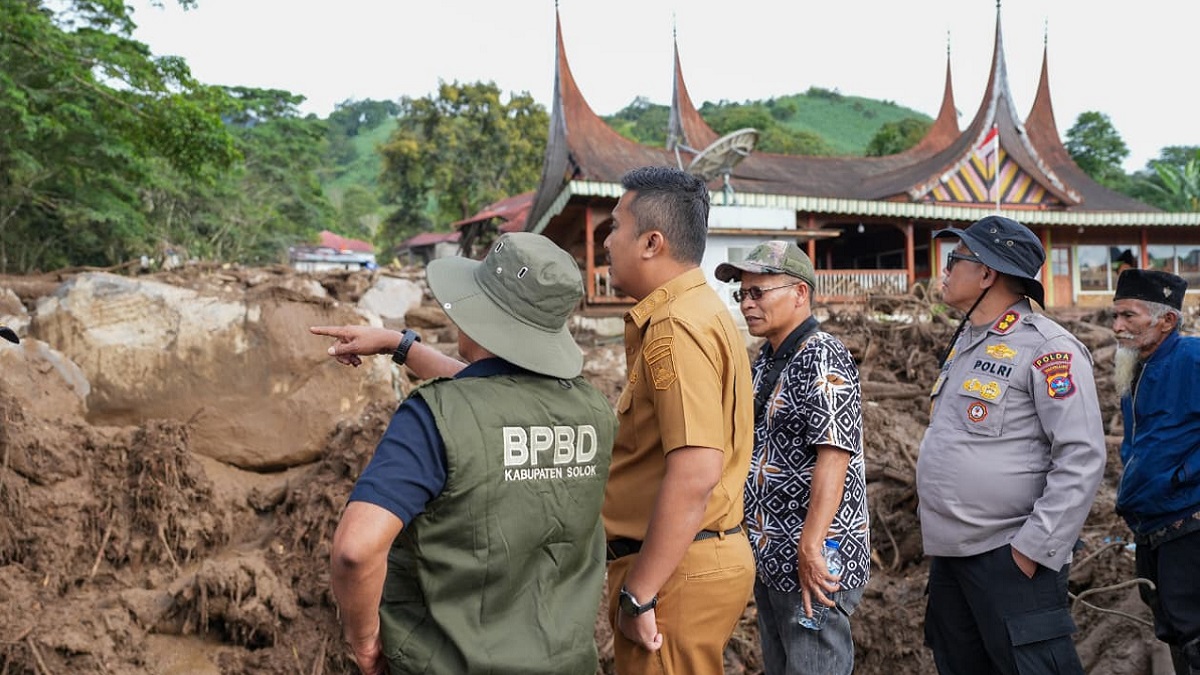 Wagub Sumbar, Vasko Ruseimy meninjau lokasi galodo di Kabupaten Solok. (dok. istimewa)