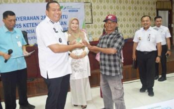 178 Pekerja Rentan Kategori Pedagang Terima Kartu BPJS Ketenagakerjaan