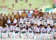Wako Yota Balad serahkan seragam gratis untuk siswa SD di Pariaman. (dok. istimewa)