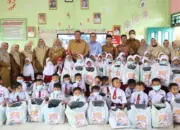 Wali Kota Pariaman Serahkan Seragam Sekolah Gratis kepada Siswa SDN 15 Ampalu