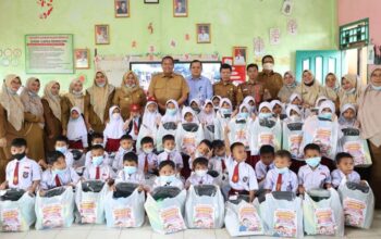 Wako Yota Balad serahkan seragam gratis untuk siswa SD di Pariaman. (dok. istimewa)