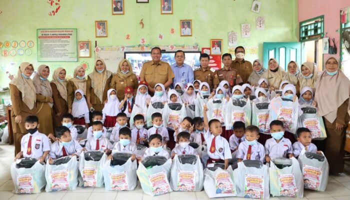 Wali Kota Pariaman Serahkan Seragam Sekolah Gratis kepada Siswa SDN 15 Ampalu