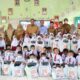 Wali Kota Pariaman Serahkan Seragam Sekolah Gratis kepada Siswa SDN 15 Ampalu
