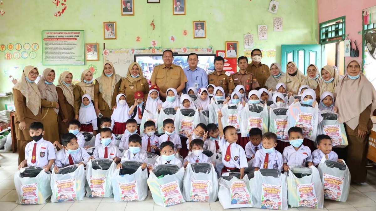 Wako Yota Balad serahkan seragam gratis untuk siswa SD di Pariaman. (dok. istimewa)