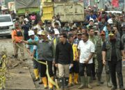 Wapres Gibran Rakabuming Raka meninjau bencana banjir bandang di Arosuka Solok. (dok. istimewa)