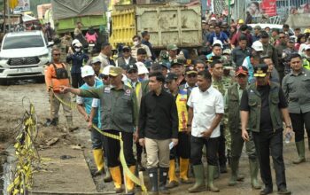 Wapres Gibran Rakabuming Raka meninjau bencana banjir bandang di Arosuka Solok. (dok. istimewa)
