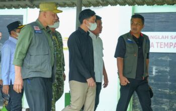Wapres Gibran didampingi Gubernur Mahyeldi dan Wagub Vasko membezuk korban galodo di RSUD Arosuka. (dok. istimewa)