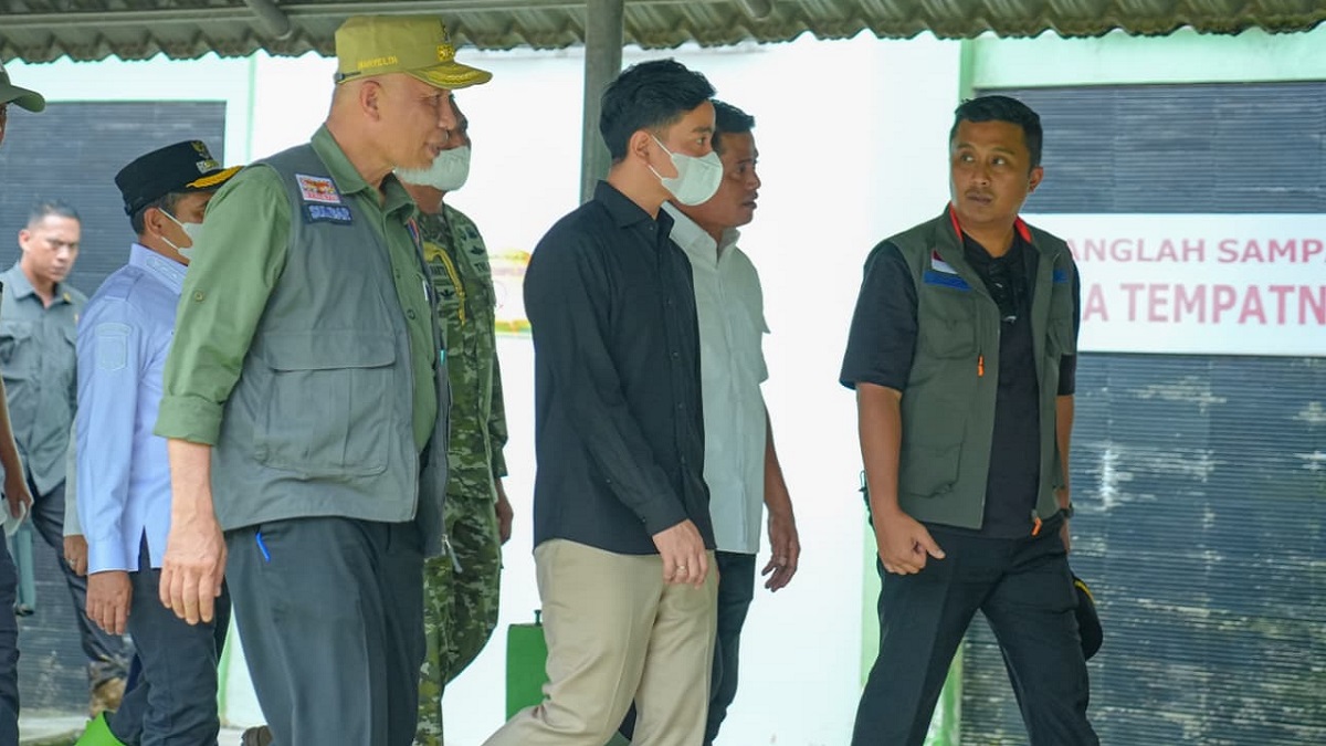 Wapres Gibran didampingi Gubernur Mahyeldi dan Wagub Vasko membezuk korban galodo di RSUD Arosuka. (dok. istimewa)