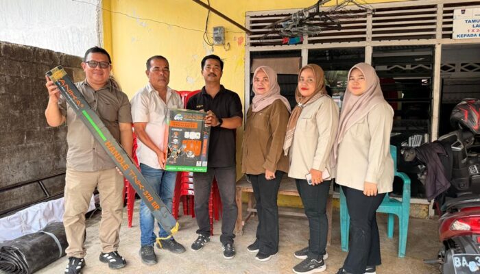 Tindak Lanjuti Aspirasi Warga, Andre Rosiade Salurkan Bantuan Tenda Kongsi Kematian-Mesin Potong Rumput di Batang Kabung