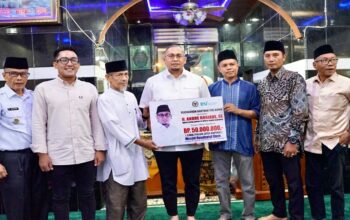 Andre Rosiade Serahkan Bantuan Rp50 Juta untuk Masjid Raudhatul Ulum di Padang Timur