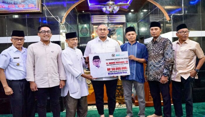 Andre Rosiade Serahkan Bantuan Rp50 Juta untuk Masjid Raudhatul Ulum di Padang Timur