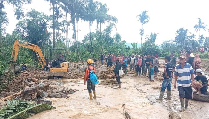 Terseret Banjir Bandang, Warga Simpang Tonang Pasaman Belum Ditemukan