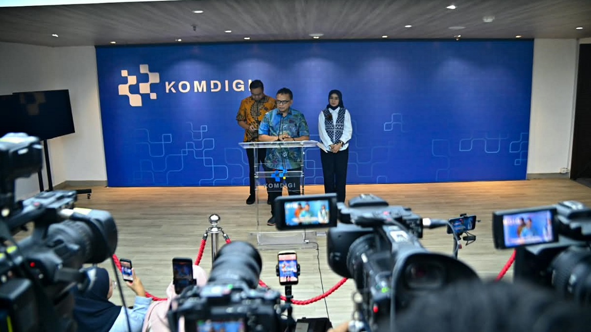 Direktur Direktur Strategi dan Kebijakan Infrastruktur Digital, Denny Setiawan bersama Sekretaris Ditjen Infrastruktur Digital, Ervan Fathurokhman Adiwidjaja, Plt. Kabiro Humas Komdigi, Farida Maharani Dewi saat memberikan keterangan kepada wartawan terkait Updating Implementasi Putusan MK Terkait Larangan Kouta Hangus di Press Room Kantor Kementerian Komdigi, Jakarta Pusat, Sabtu (3/10/2026). (Foto : Ahmad Tri Hawaari/Komdigi)