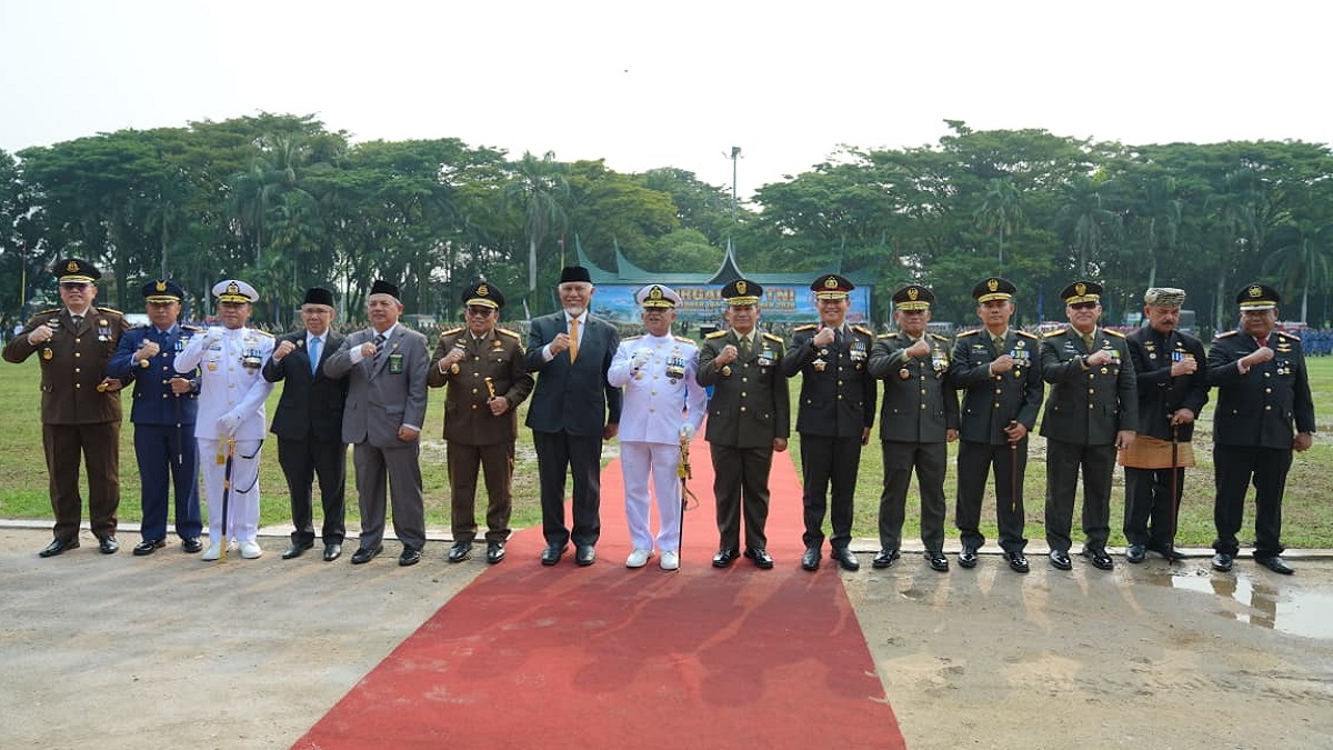 Gubermur Mahyeldi hadir di peringatan HUT TNI. (dok. istimewa)