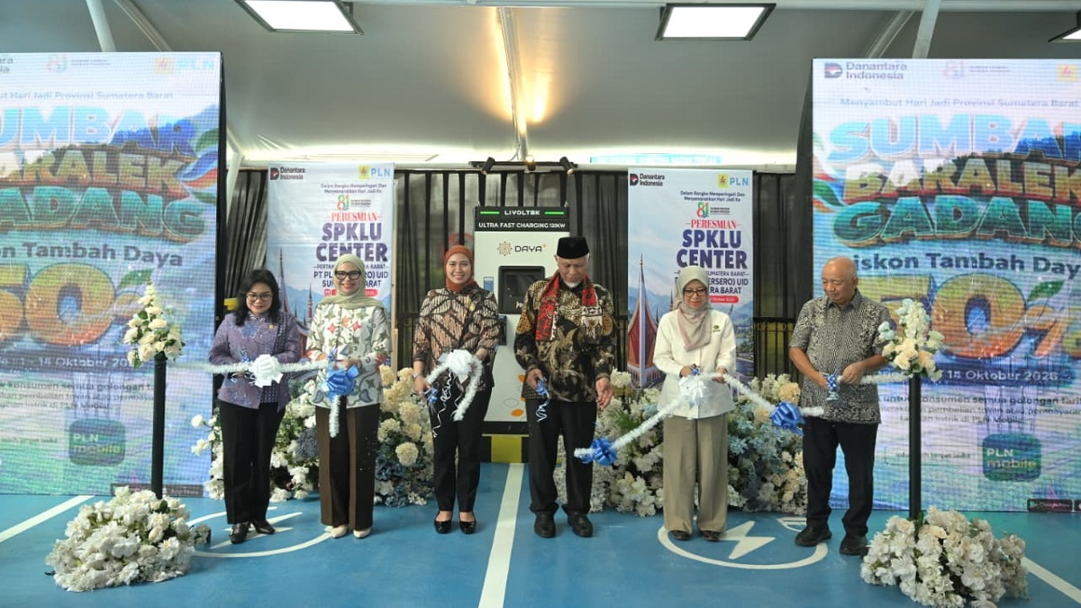 Gubernur Sumatera Barat Mahyeldi (Tengah) Meresmikan SPKLU di kantor PLN UID Padang. Kantor PLN UID, Padang, Kamis (01/10/2026). (​Foto: Dok. Makopim/Adp)