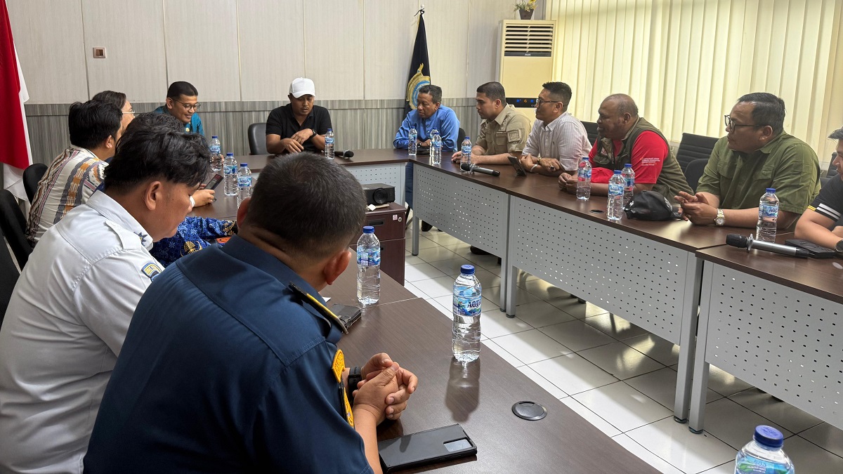 Koordinasi keberangkatan atlet dari terminal kapal Bungus. (dok. istimewa)
