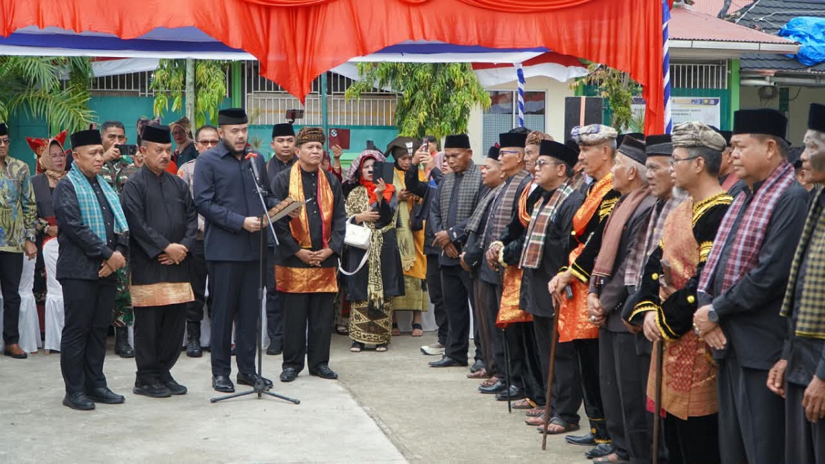 Pelantikan pengurus KAN Pauh IX oleh Wako Fadly Amran. (dok. istimewa)