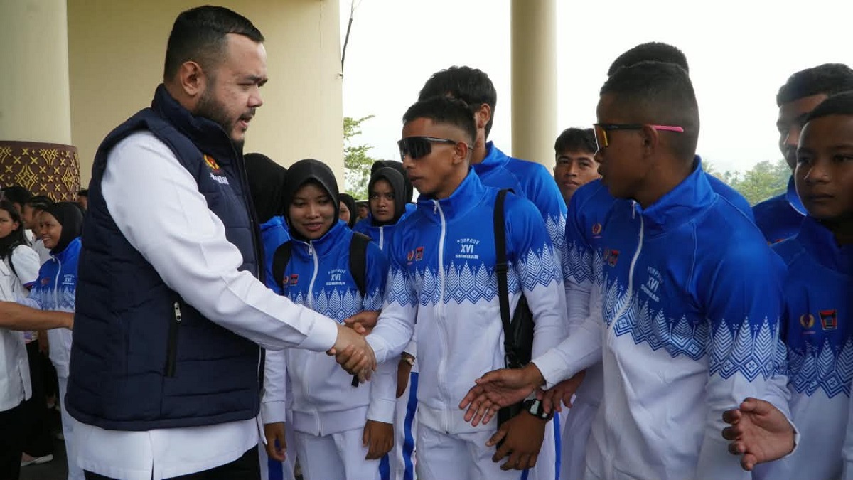 Wako Fadly Amran lepas atlet Kota Padang menuju Porprov XVI Sumbar. (dok. istimewa)