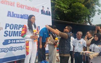 Sekum KONI Sumbar Anandya Dipo Pratama Kalungkan Medali untuk Atlet Renang Porprov XVI Sumbar