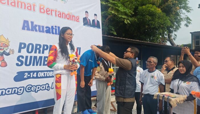 Sekum KONI Sumbar Anandya Dipo Pratama Kalungkan Medali untuk Atlet Renang Porprov XVI Sumbar